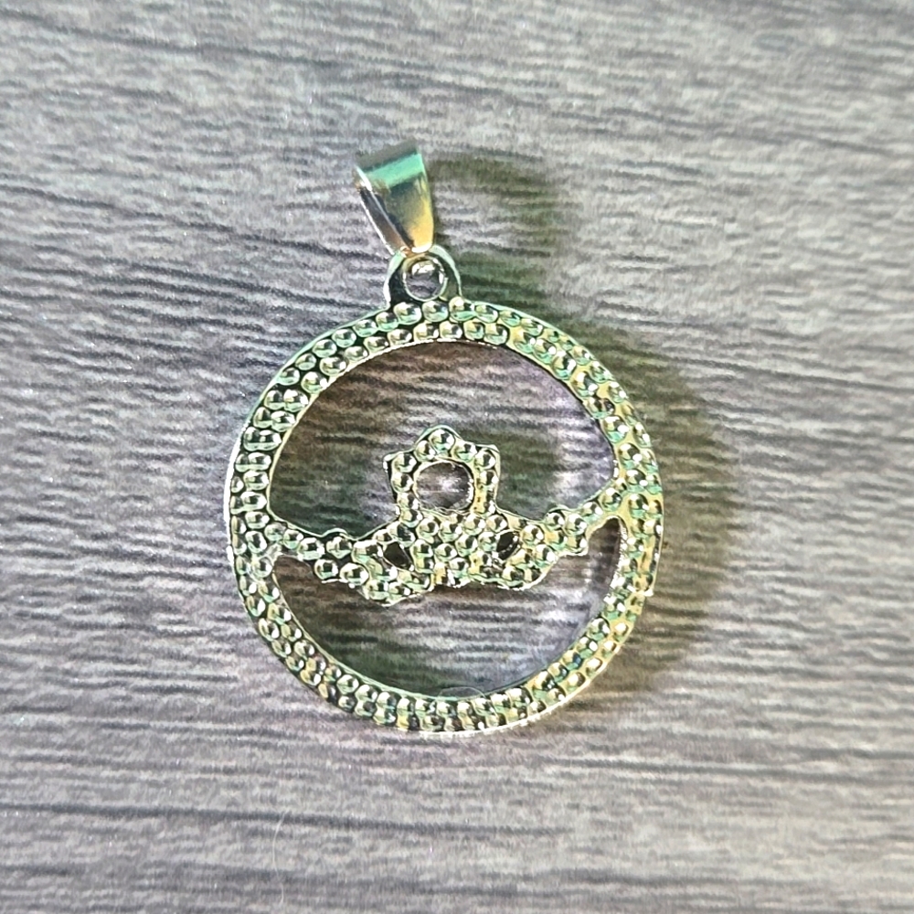 Claddagh Circle Charm NWOT New Without Tags Silvertone Bling Jewelry Irish Heart - Picture 3 of 5